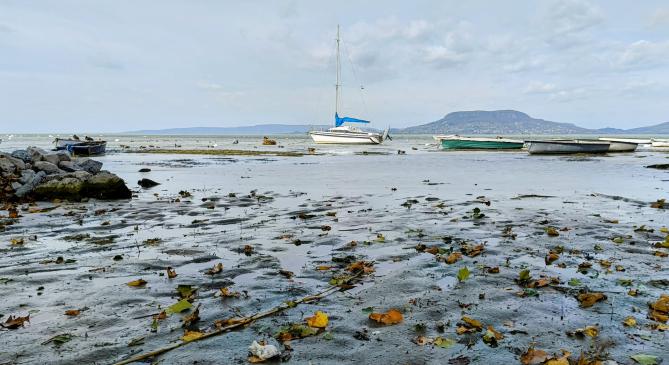 Kibillentette a Balaton vizét a viharos szél