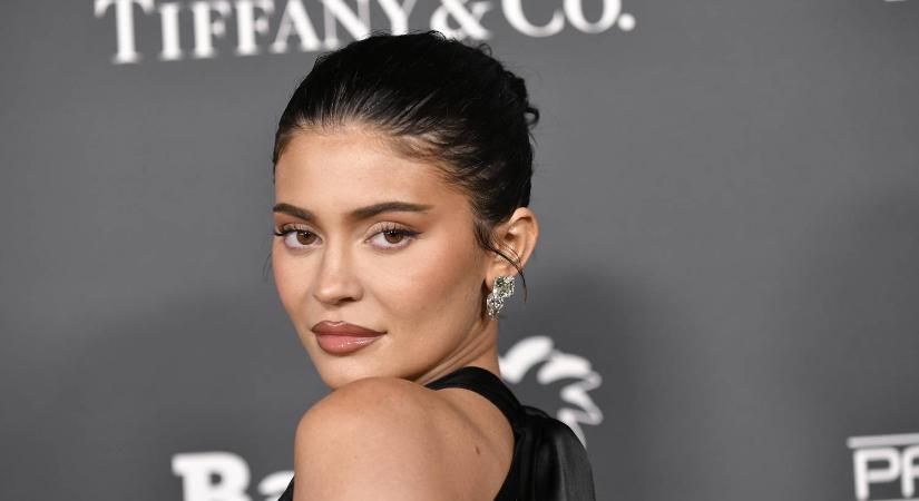 Kylie Jenner aligruhában, Palvin Barbara csipkés miniben bulizott