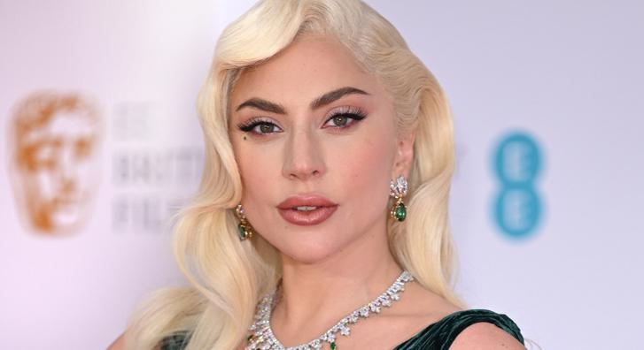 Lady Gaga ellopta a show-t a vörös szőnyegen, így turbékolt ritkán látott vőlegényével