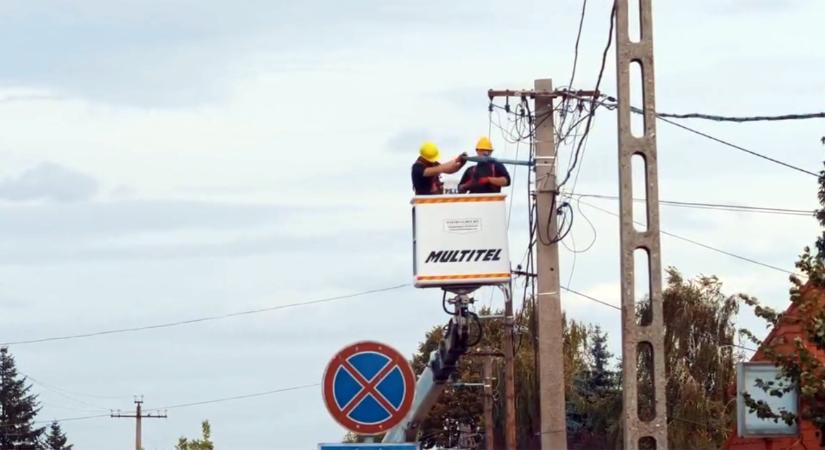 Újabb környezetbarát lámpákat szerelnek fel Debrecen utcáin – videóval