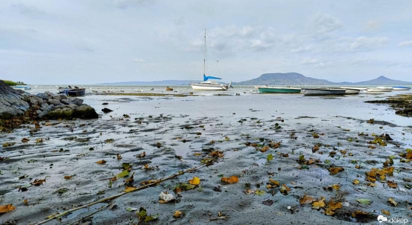 Kibillentette a Balaton vizét a viharos szél (idokep.hu)