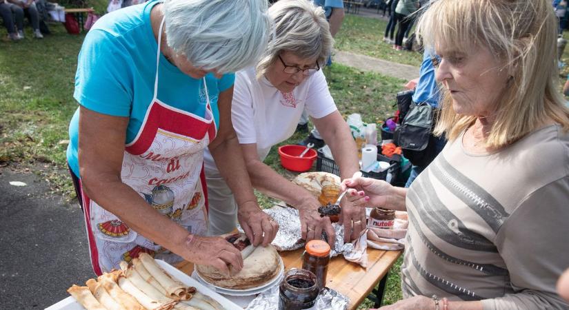 Idősek hónapja: nemcsak főztek, de palacsintát is sütöttek