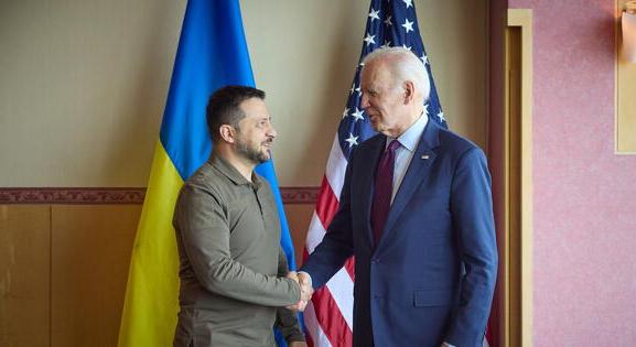 Joe Biden visszafordul az ajtóban, és még gyorsan kitömi Ukrajnát fegyverrel