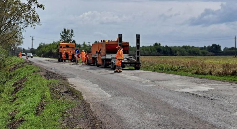 Megkezdték a legrosszabb útszakasz felújítását - képek