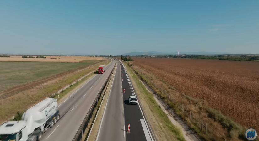 Zavarja a 21-es főút mellett lakókat a Nélküledet zenélő zenélő útszakasz, aláírásgyűjtést kezdeményeznek ellene