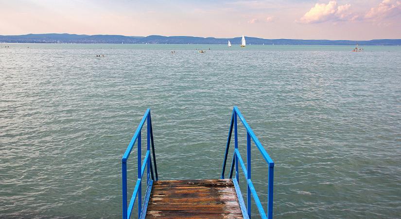 Tombolt a vihar, a Balaton is megborult