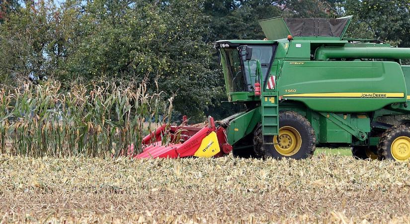 Trump megfenyegette a John Deere-t, élesedik a választási harc Amerikában