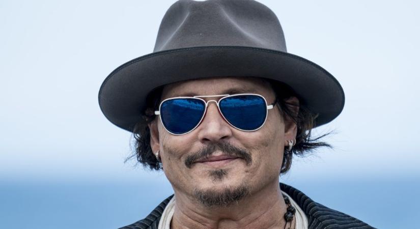 Johnny Depp újra Jack Sparrow-nak öltözött, hogy egy spanyol gyerekkórház betegeit felvidítsa