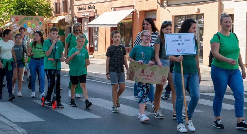 Autómentes felvonulás volt Sárvár Környezetvédelmi Napján