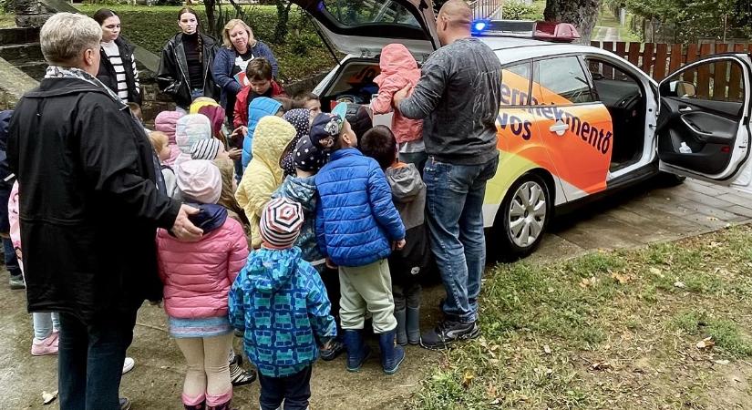 Pécsi óvodában jártak a gyermekmentők