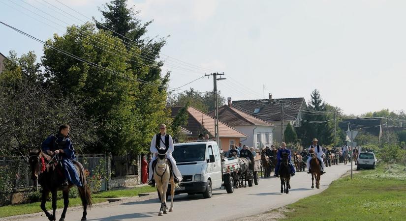 A táncosok már készülnek a szüreti felvonulásra és bálra