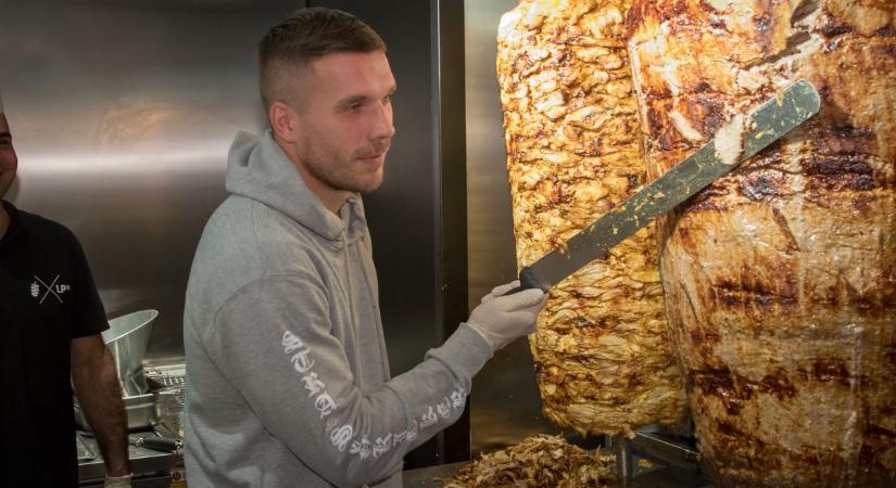 A foci mellett a kebabjának köszönheti a milliárdjait a német világbajnok focista