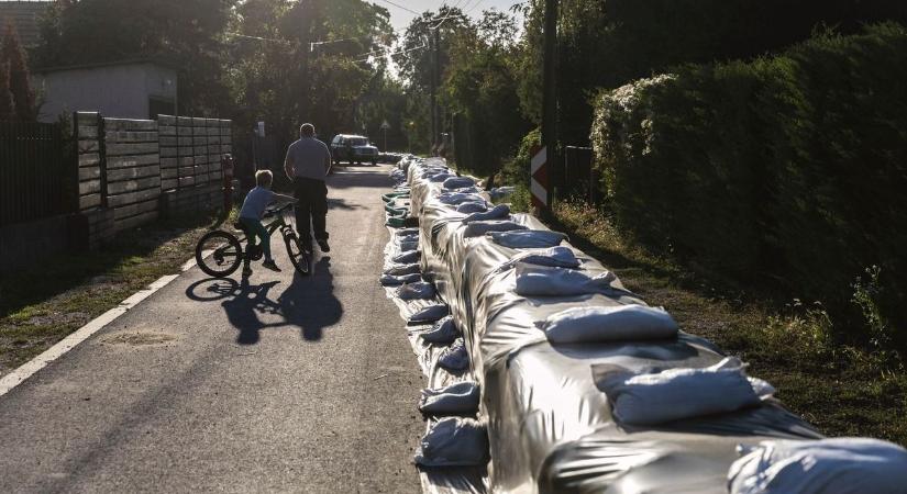 Már Horvátországban jár a dunai árhullám, Dunaszekcsőn már végzik az ideiglenes védművek elbontását