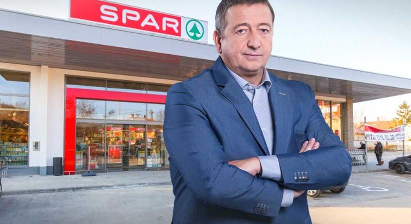 Bayer Zsolt azt kéri senki sem menjen a Sparba, mert drágák, szarok és gazemberek, az üzletlánc pedig takarodjon el az országból