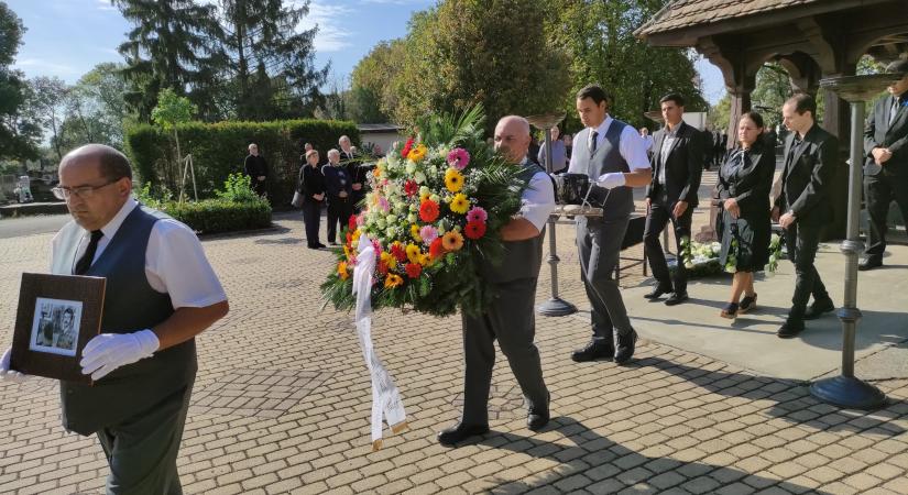 Végső búcsút vettek Erdős Péter festőművésztől