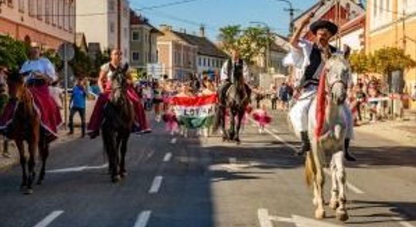 Szüreti Fesztivál és Földváriak Találkozója kezdődött Dunaföldváron