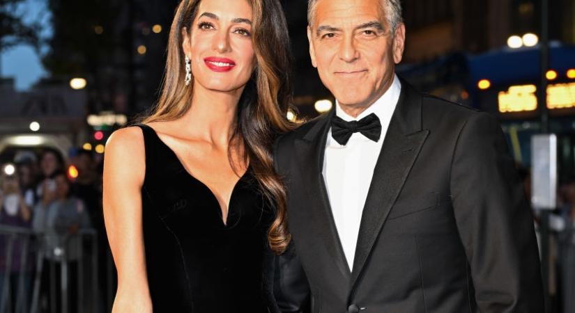 Lélegzetelállítóan jelent meg Amal Clooney a gálán, ahol 10. házassági évfordulójukat ünnepelték George Clooneyval