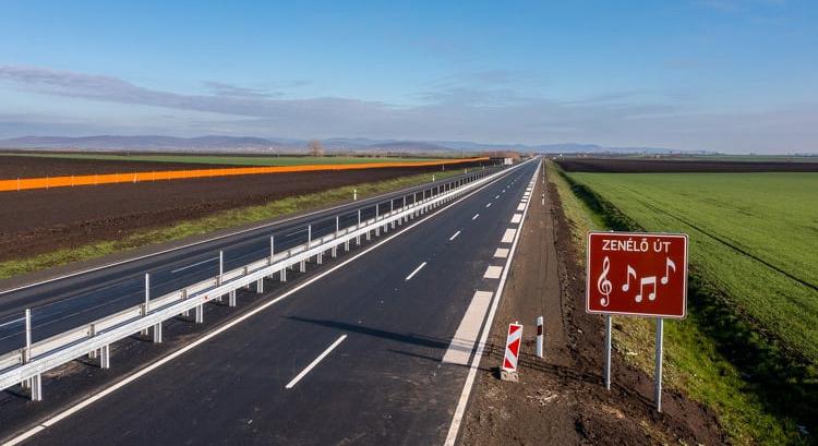 Elege van a környéken lakóknak a Nélküledet játszó zenélő útból, petíció indul