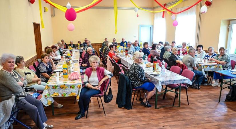 Szívmelengető programmal kedveskedett időseinek Kuncsorba