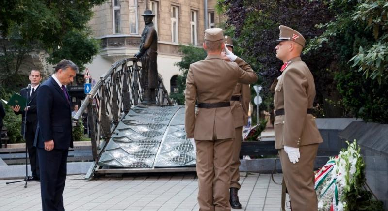 Orbán Balázs még az ’56-os lyukas zászlót is befoltozta a magyar külpolitika igazolásáért