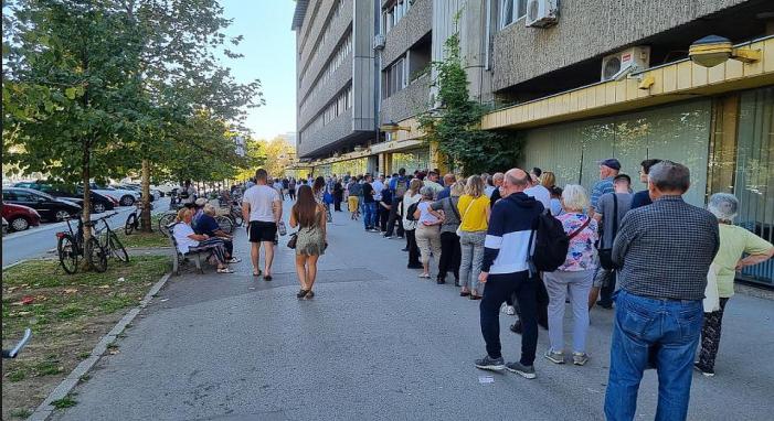 Megint magasabb villanyszámlát kaptak, hatalmas sorok kígyóznak a szolgáltató előtt