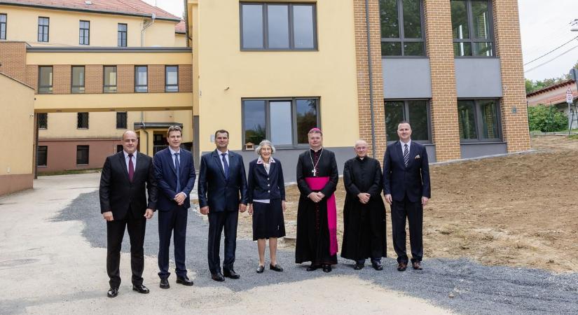 Új épületszárny: Benne énekterem, médiaterem és lelkészlakás