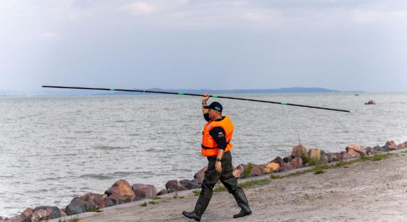 Behúzták a Balatonba az első szerelékeket a magyar csapatok