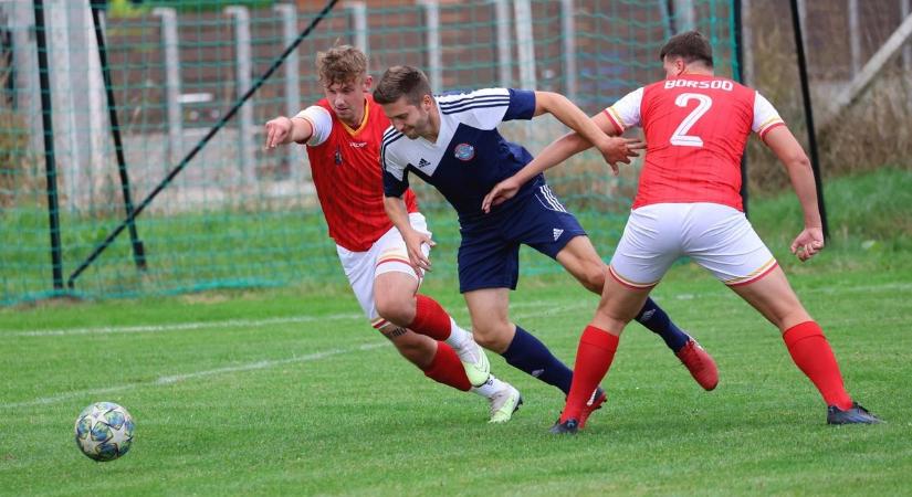 Futballoztak és futottak a futballbírók (fotók)