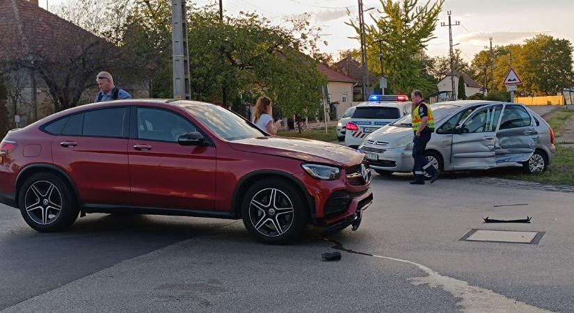 Két személyautó ütközött Kiskunmajsán