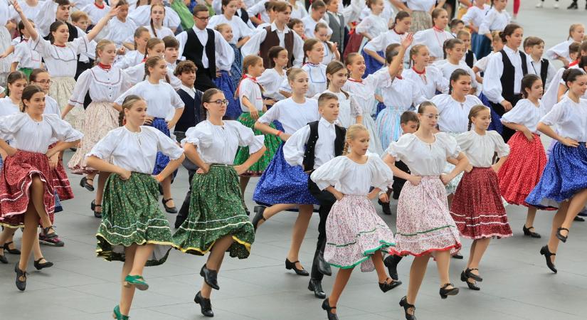 Mintegy 600 gyermek táncolt ma együtt a Kossuth téren - íme a legjobb fotók!