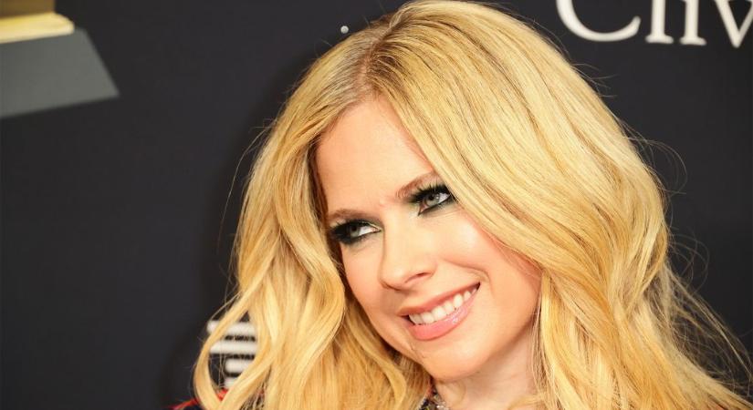 Avril Lavigne 40 éves lett, de ennél is hihetetlenebb, hogy még mindig hiteles lázadó punkhercegnőként