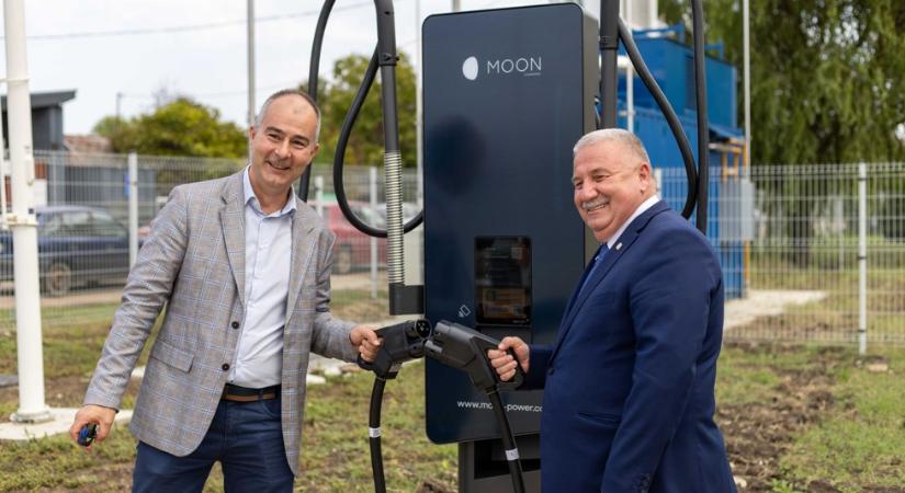 Karcag új fejezetet nyit az elektromobilitásban – MOON töltővel gazdagodott a város