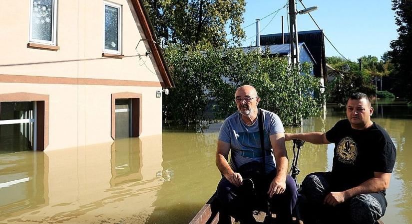 Több száz önkéntes segédkezett az árvízi károk felszámolásában