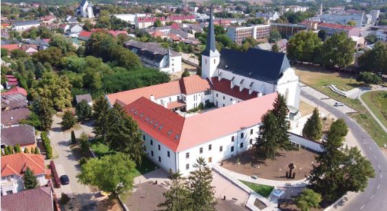 Különleges kiállításokkal, teljesen megújult épületben a Báthori István Múzeum