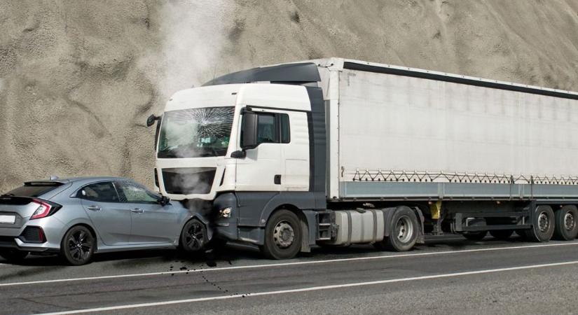 Kamion és autó ütközött az M3-ason