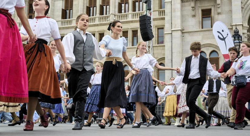 Néptánc- és táncházrekord született a budapesti Kossuth téren