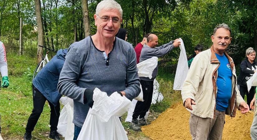 Gyurcsány Ferenc az árvízi zsákok elhordásában is segít