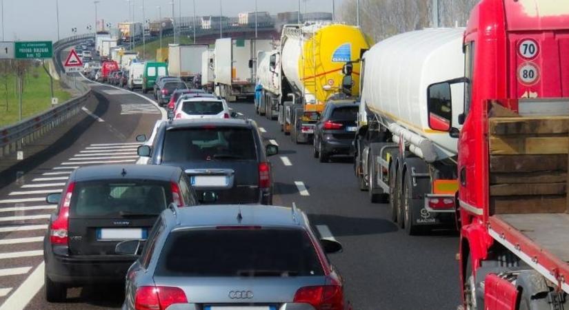 Jelentős a torlódás az M1-es autópályán Hegyeshalom felé, Biatorbágynál