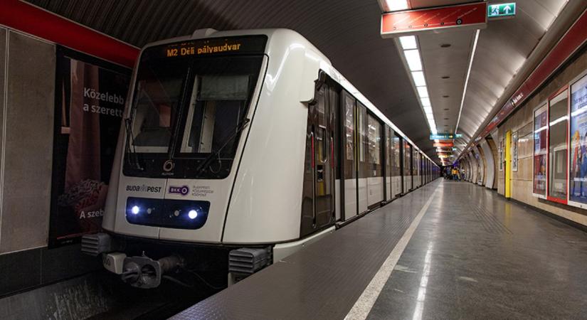 Csigatempóban vánszorog a 2-es metró, elszállt a biztosítóberendezés