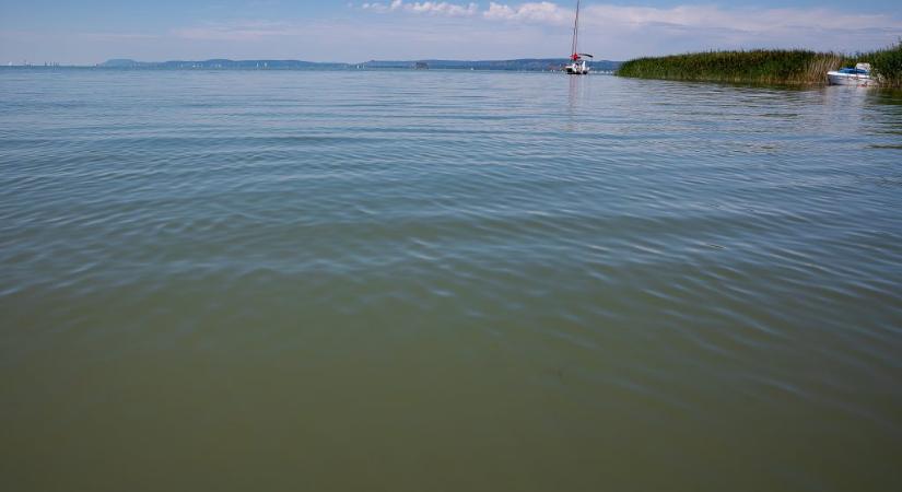 Bűzlik az ivóvíz a Balatonnál