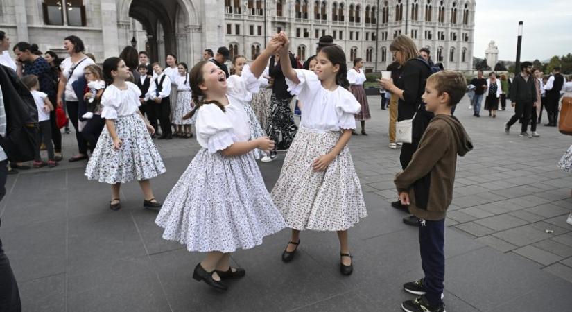 Néptánc- és táncházrekordot állítottak fel a Kossuth téren