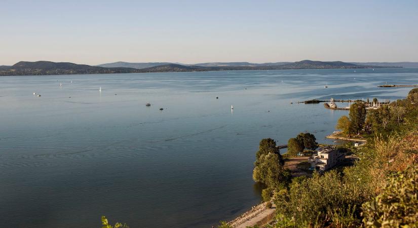 A Balaton egykor lepusztult káddugója ma már igazi látványosság, imádják a turisták a különleges építményt