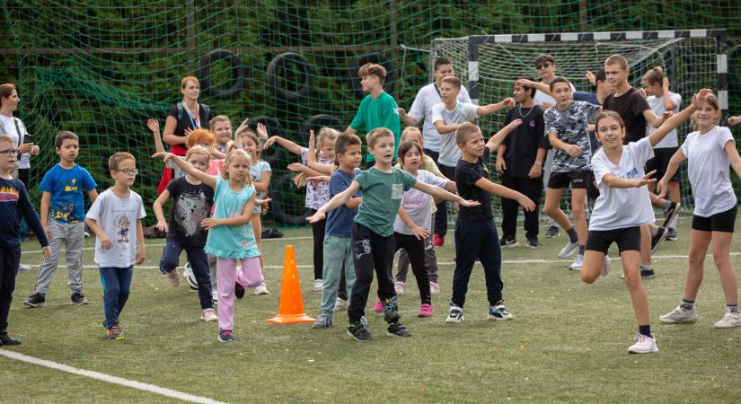 Nem maradt el a közös testmozgás a Péterfy diákjainak