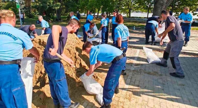 A pálhalmai fegyőrök homokzsákokat töltöttek, az elítéltek főztek