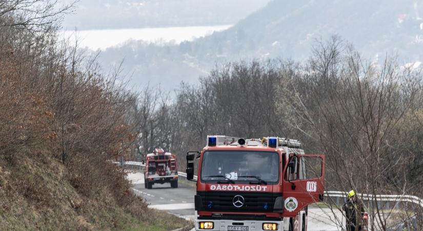 Gázbekötésnek rohant egy autó Gyürén - tűzoltók rohantak a helyszínre