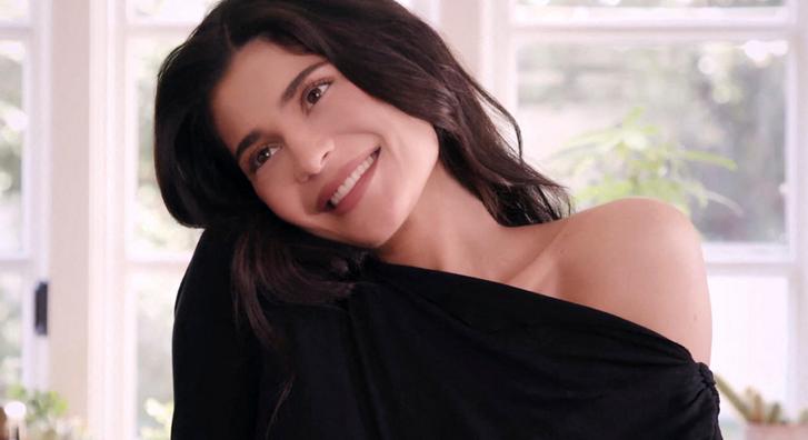 Kylie Jenner nem teszi zsebre, amit saját arcával diszített ruhája miatt kapott