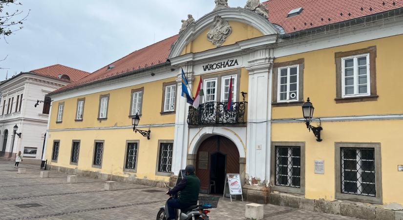 Kilakoltatnák a síró nagymamát két unokájával a váci hivatalnokok