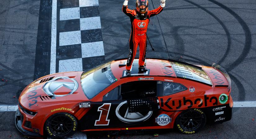 NASCAR: A dinnyék ura győzelemmel forgatta fel a playoff-bulit Kansasben