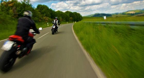 A bukósisak mellett más védőfelszerelés is kötelező lehet a motorosoknak