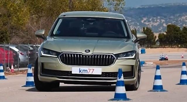 Vajon megbirkózik a jávorszarvasteszttel a Škoda Superb?